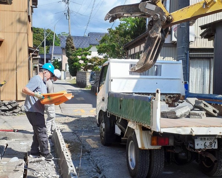 KYA復興支援団の方が倒壊したブロック塀の撤去を行っている。