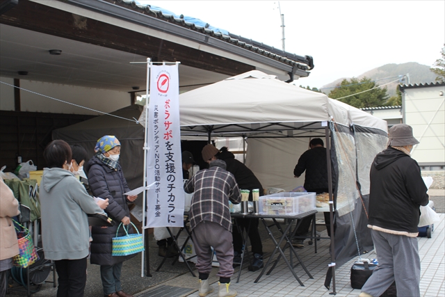 大阪災害救援隊の方が屋外テントで炊き出しを行っている様子